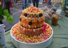 Deze snoeptaart met bio-snoepjes heeft Meeke zelf in elkaar geknutseld. 